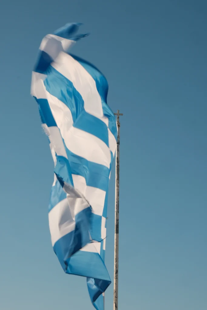 Hotel Artemis Suites, Santorini: bandera griega al viento