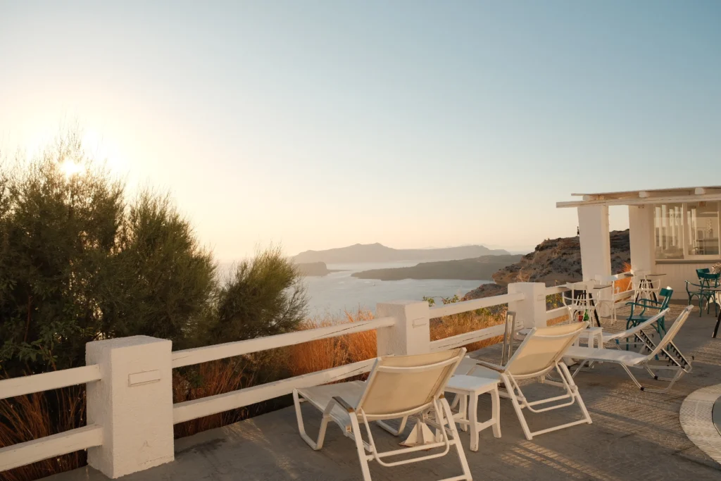 Hotel Artemis Suites, Santorini: terraza con mesas mirando al mar