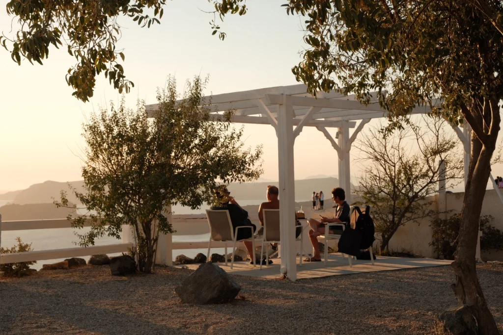 Hotel Artemis Suites, Santorini: terraza con árboles al atardecer