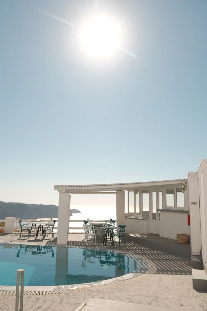 Hotel Artemis Suites, Santorini: piscina a contraluz
