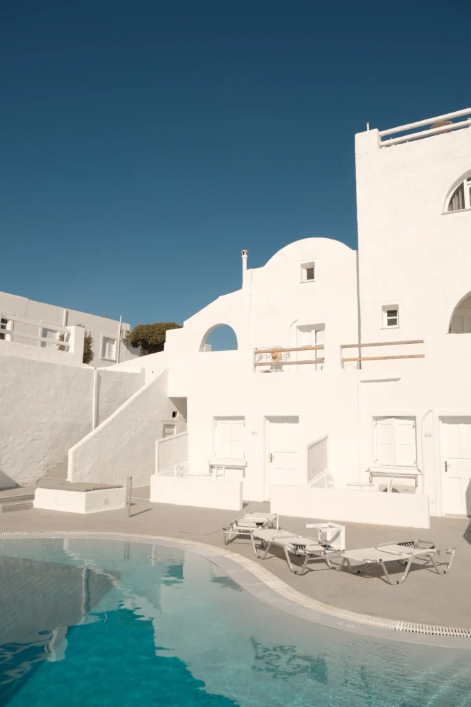 Hotel Artemis Suites, Santorini: escaleras y muros encalados junto a la piscina