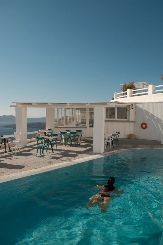 Hotel Artemis Suites, Santorini: bañista en la piscina asomada al Egeo