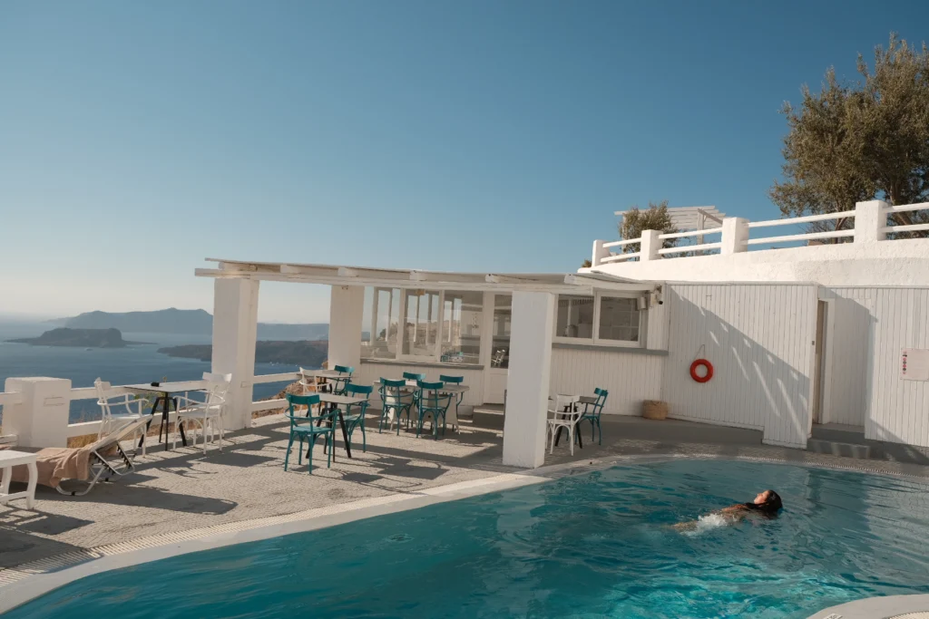 Hotel Artemis Suites, Santorini: piscina y terraza blanca frente al mar