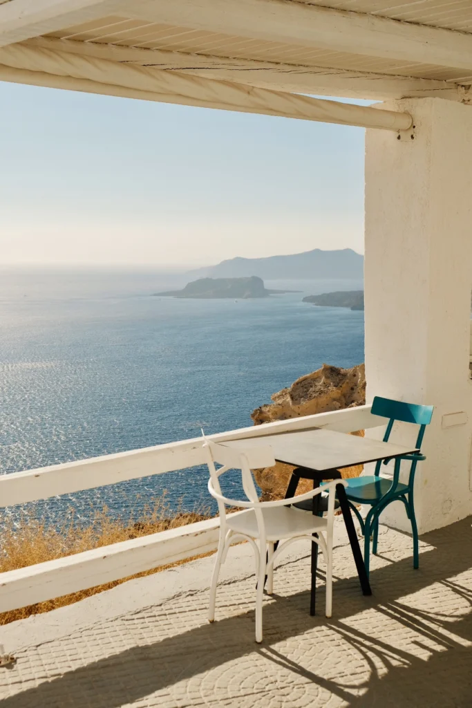 Hotel Artemis Suites, Santorini: terraza con sillas frente al mar