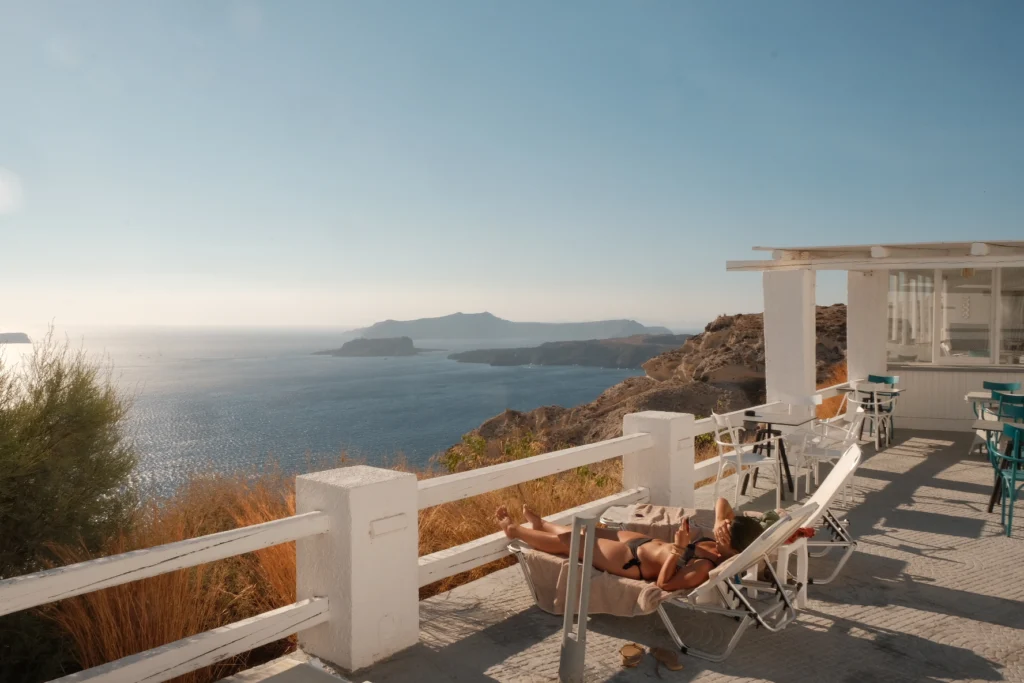 Hotel Artemis Suites, Santorini: terraza con tumbonas sobre la caldera