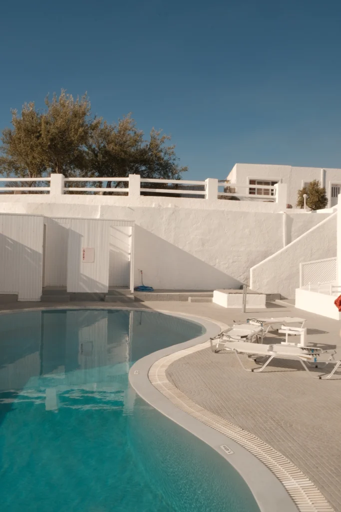 Hotel Artemis Suites, Santorini: piscina de borde infinito junto a las paredes encaladas