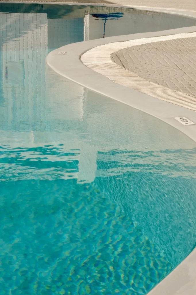 Hotel Artemis Suites, Santorini: agua turquesa de la piscina
