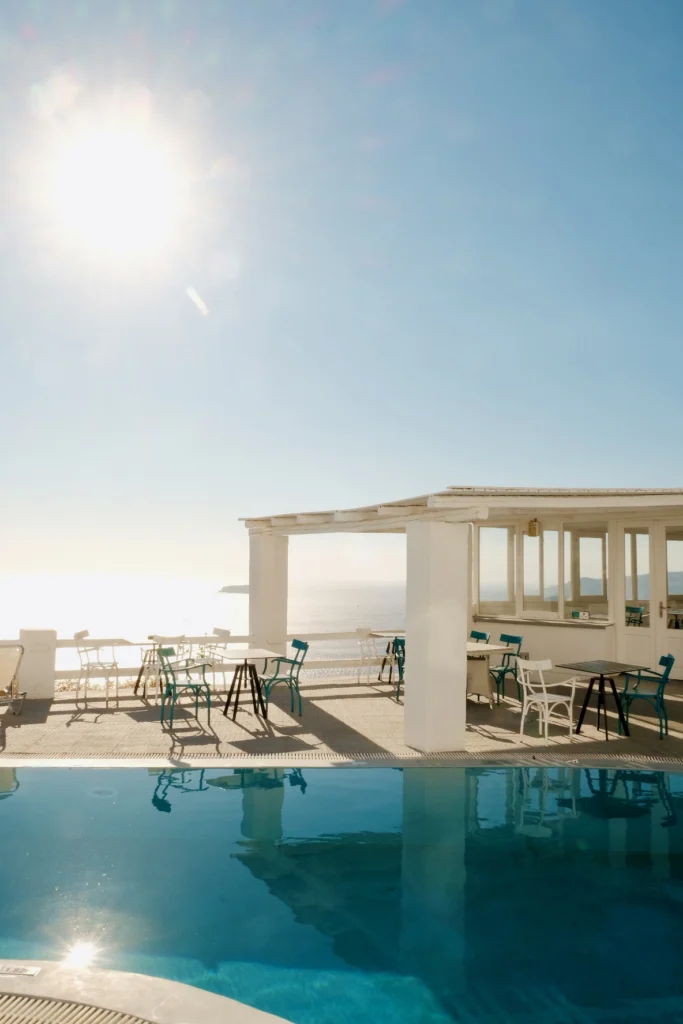 Hotel Artemis Suites, Santorini: piscina bajo la pérgola blanca