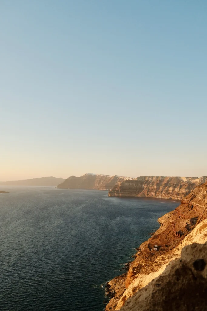Hotel Artemis Suites, Santorini: acantilado volcánico sobre el mar