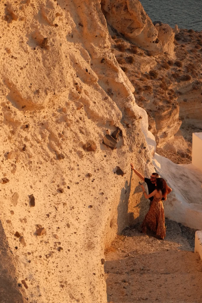 Hotel Artemis Suites, Santorini: acantilado volcánico
