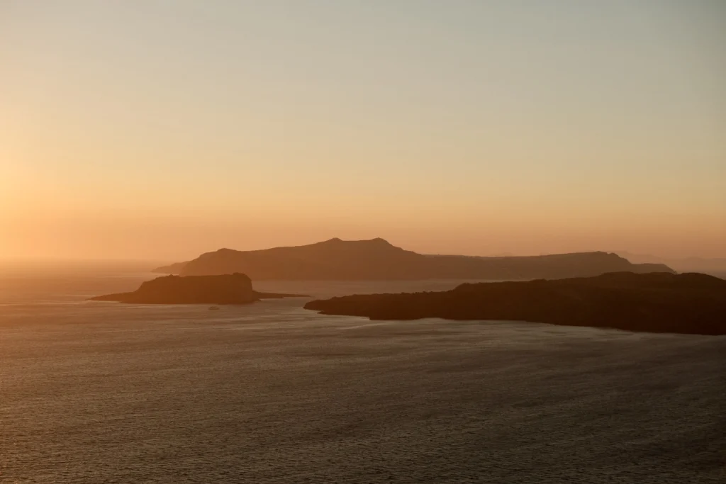 Hotel Artemis Suites, Santorini: sol poniéndose sobre la caldera