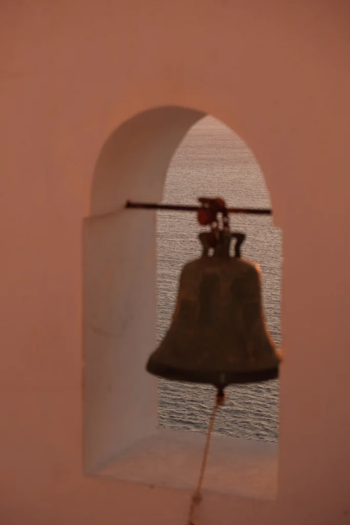 Hotel Artemis Suites, Santorini: campana en un arco encalado