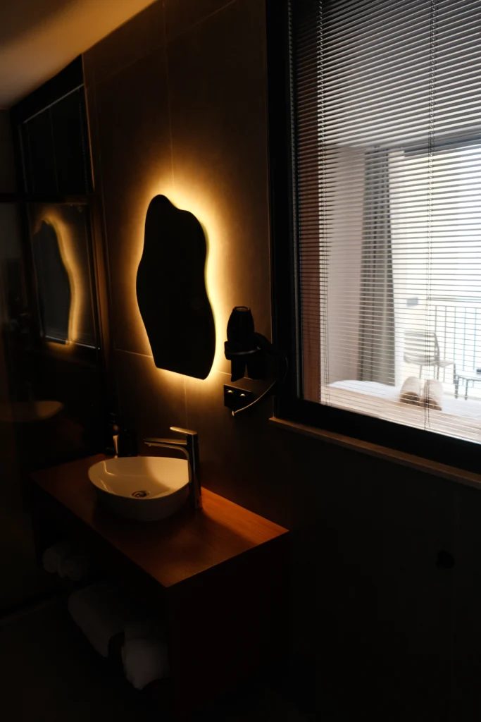 Lyxos Hotel, Kaş: espejo iluminado en el baño