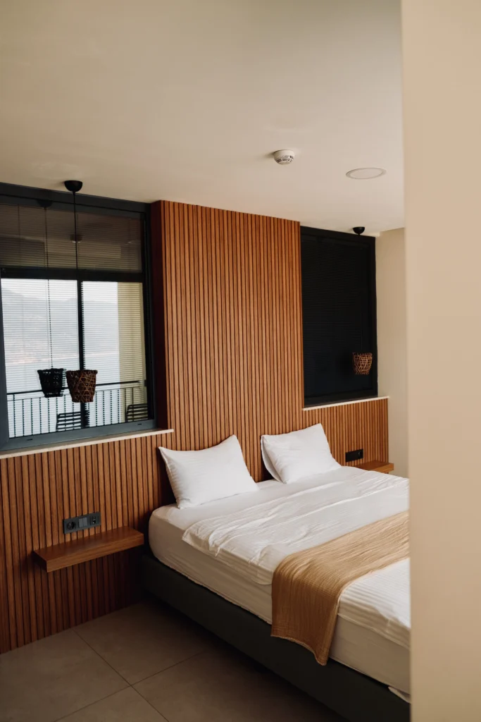 Lyxos Hotel, Kaş: habitación con cama de madera