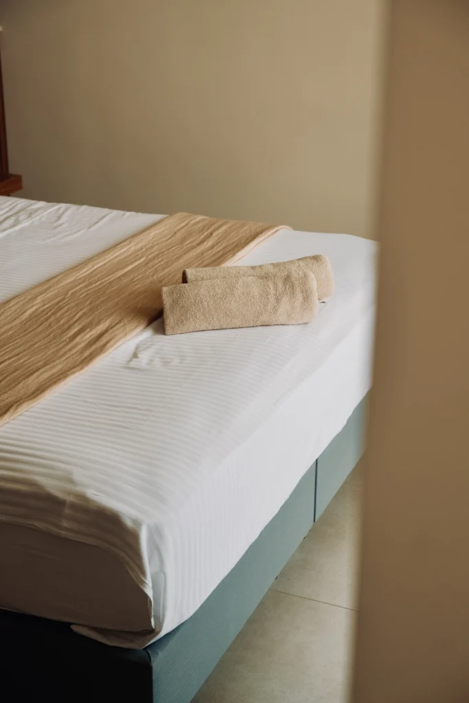 Lyxos Hotel, Kaş: habitación con luz de tarde