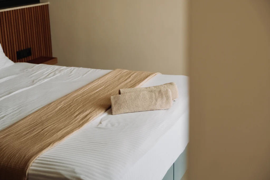 Lyxos Hotel, Kaş: habitación con cama doble y luz natural