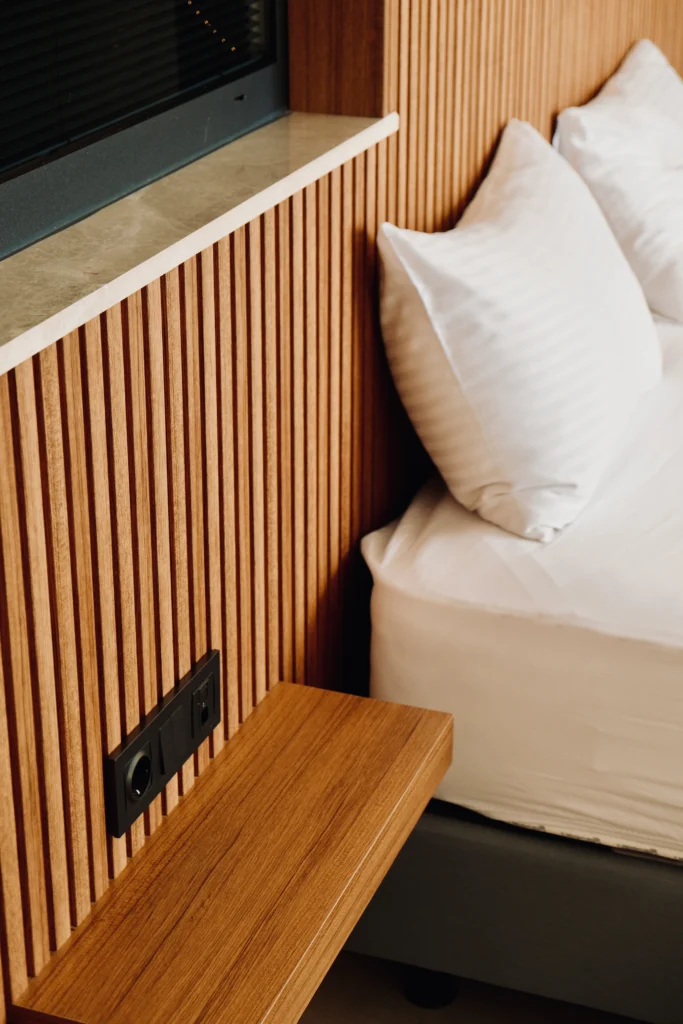 Lyxos Hotel, Kaş: cabecero de madera en la habitación