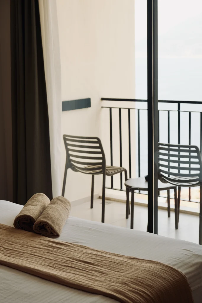 Lyxos Hotel, Kaş: balcón con sillas frente al mar