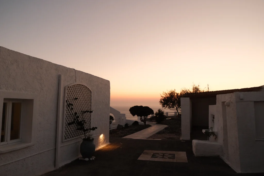 Hotel Artemis Suites, Santorini: terraza encalada con vistas al mar