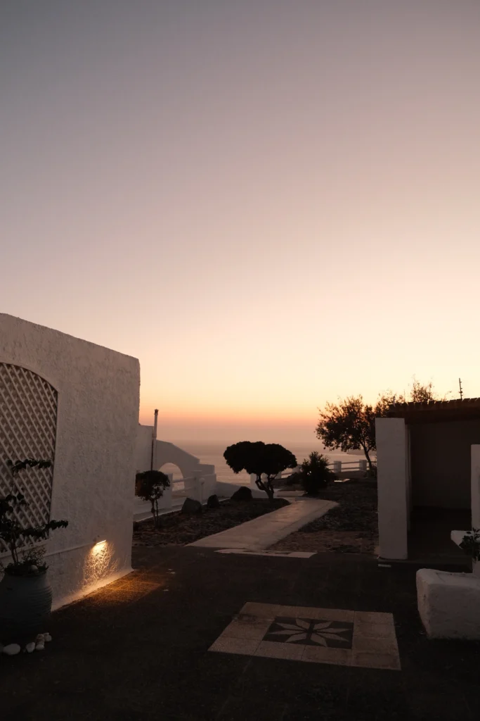 Hotel Artemis Suites, Santorini: terrazas encaladas al caer la tarde