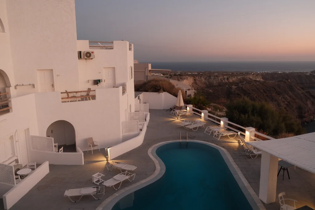 Hotel Artemis Suites, Santorini: casas encaladas y piscina al atardecer