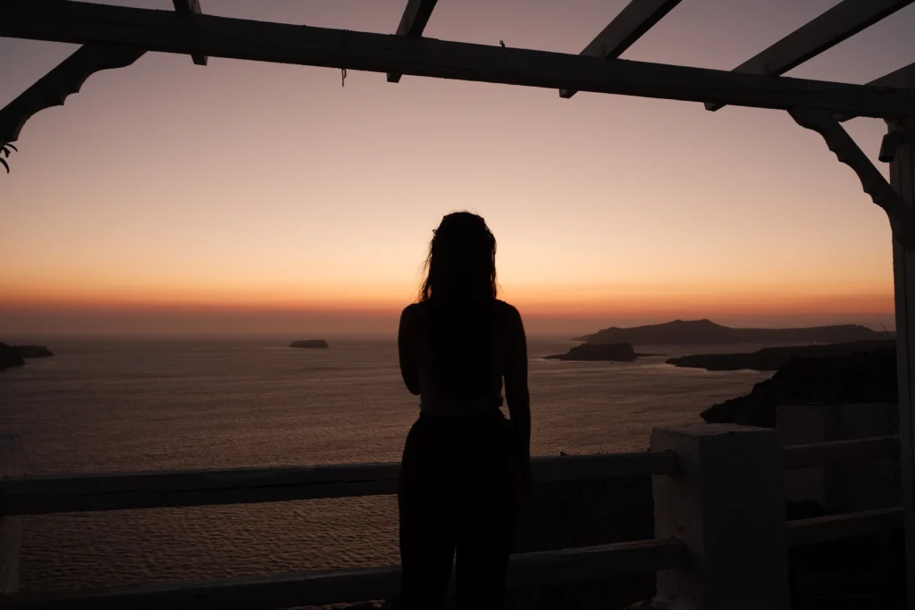 Hotel Artemis Suites, Santorini: silueta frente al atardecer sobre la caldera