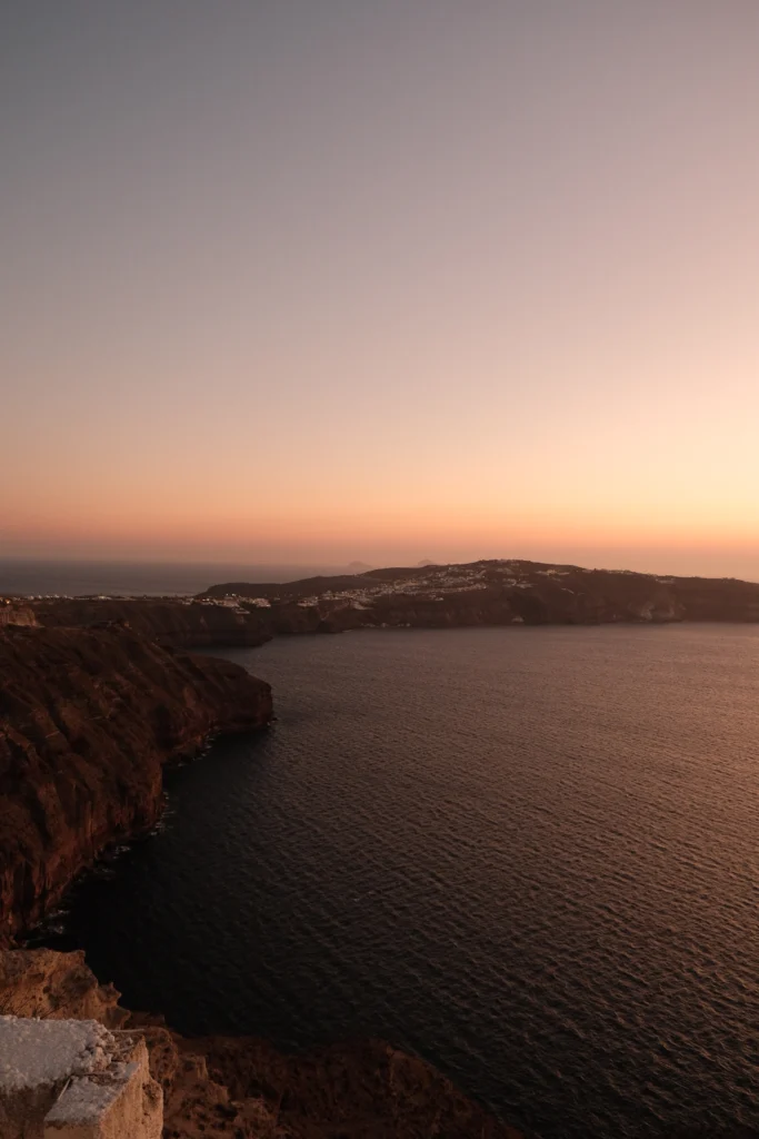Hotel Artemis Suites, Santorini: terraza bajo la pérgola al atardecer