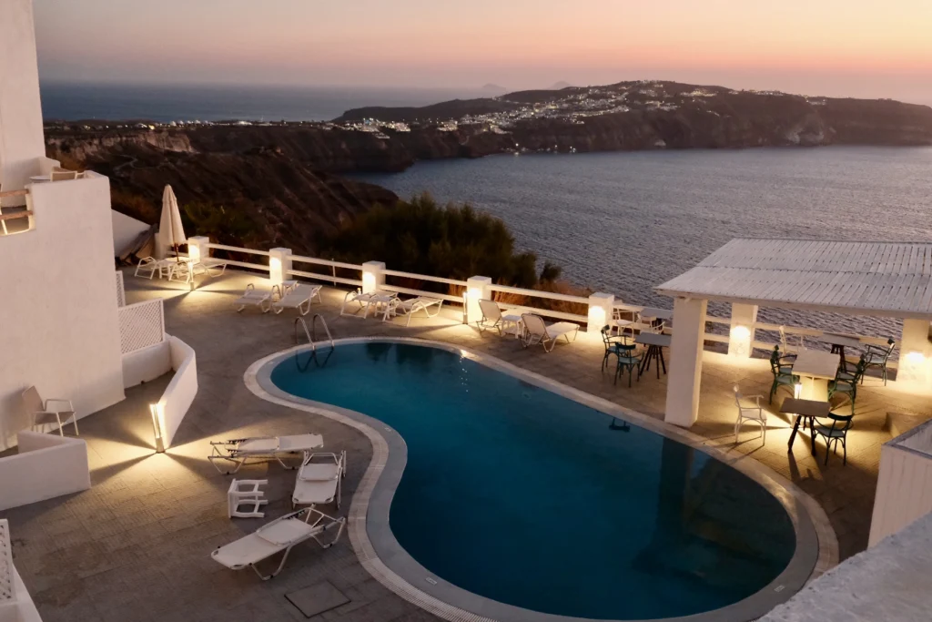 Hotel Artemis Suites, Santorini: piscina y terrazas al anochecer