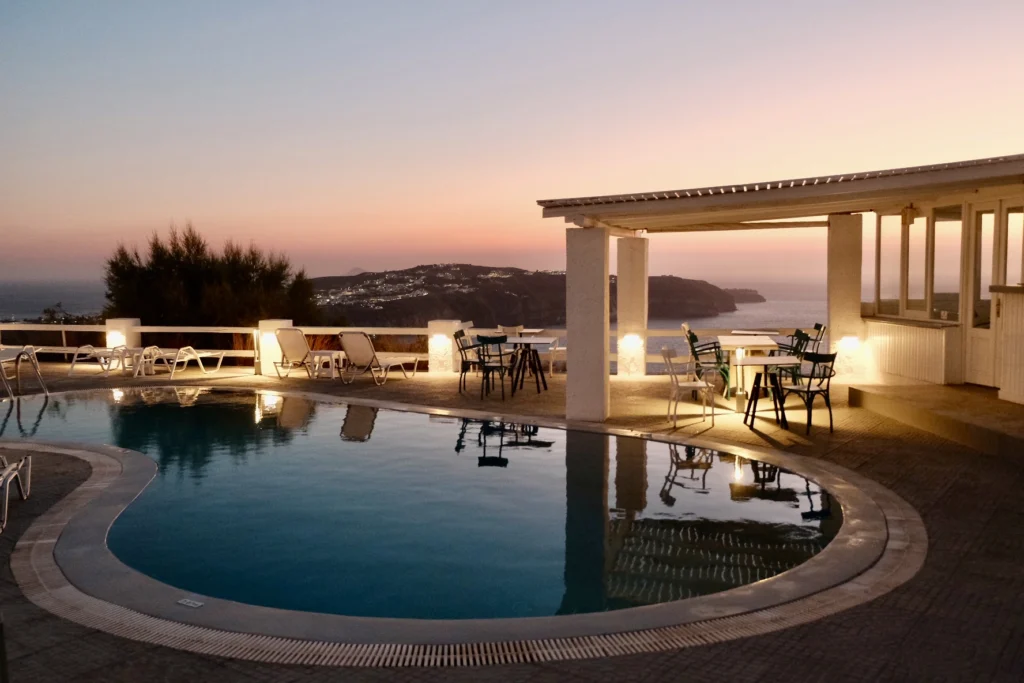 Hotel Artemis Suites, Santorini: piscina iluminada al anochecer