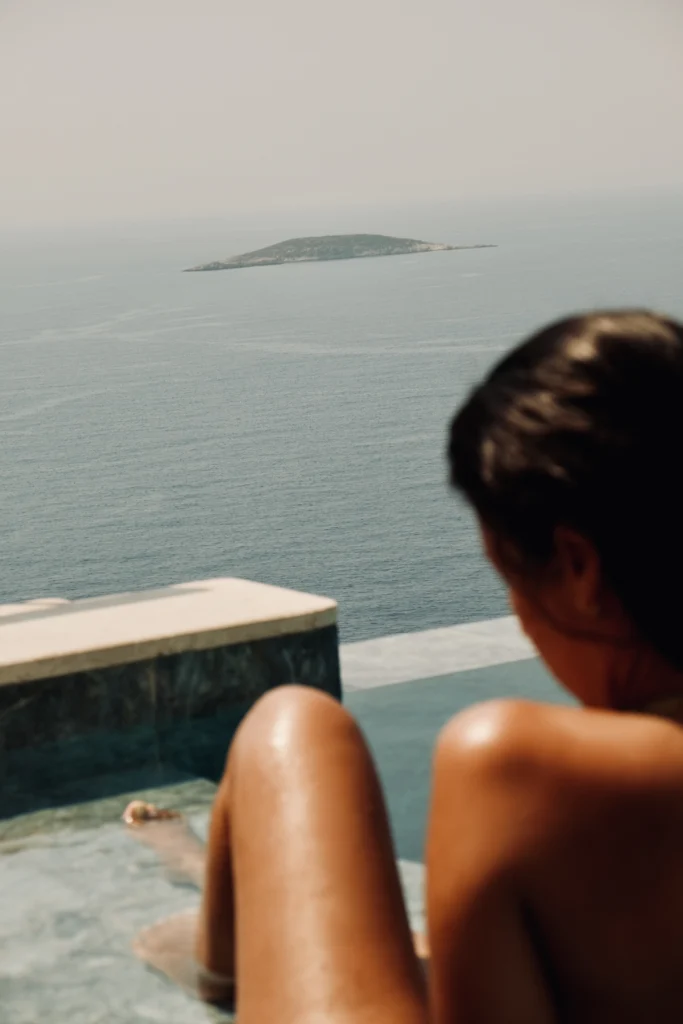 Lyxos Hotel, Kaş: mujer junto a la piscina