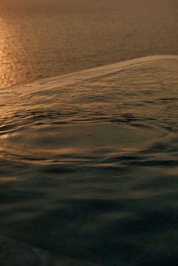Lyxos Hotel, Kaş: reflejos del atardecer en el agua