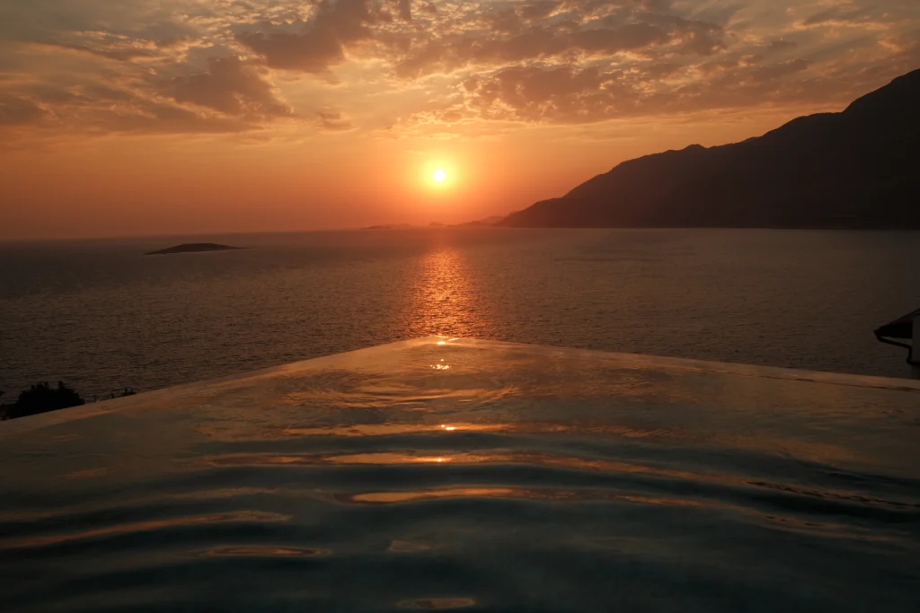 Lyxos Hotel, Kaş: el sol sobre el borde de la piscina infinita