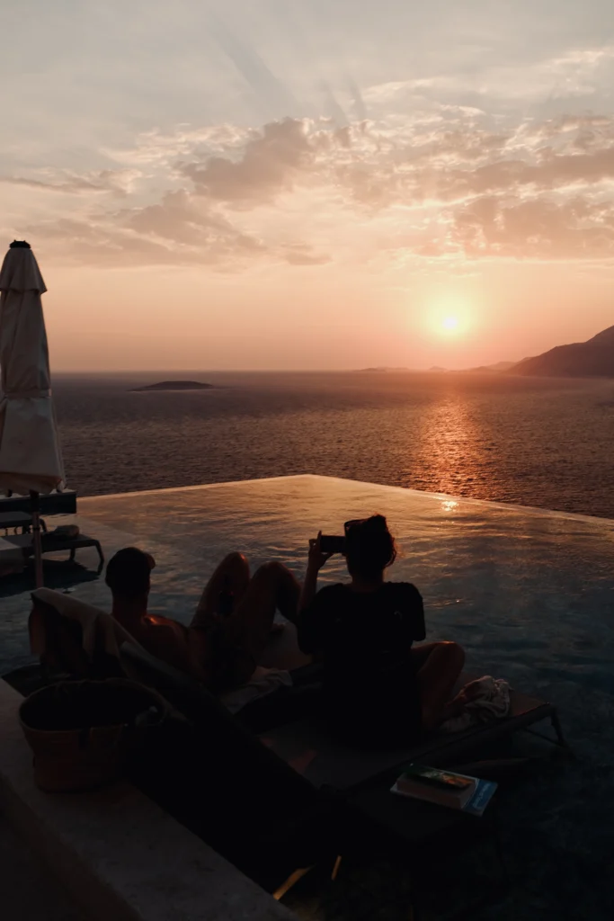 Lyxos Hotel, Kaş: huéspedes en la piscina al atardecer