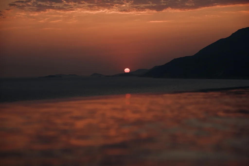 Lyxos Hotel, Kaş: el sol cayendo detrás de las montañas