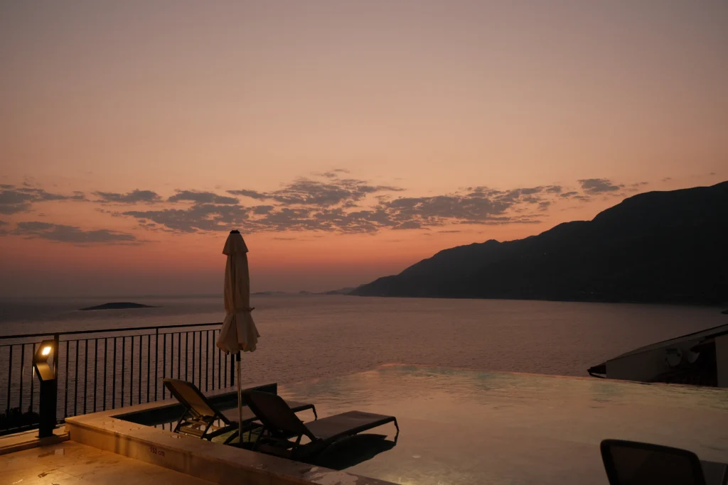Lyxos Hotel, Kaş: terraza al anochecer frente al mar