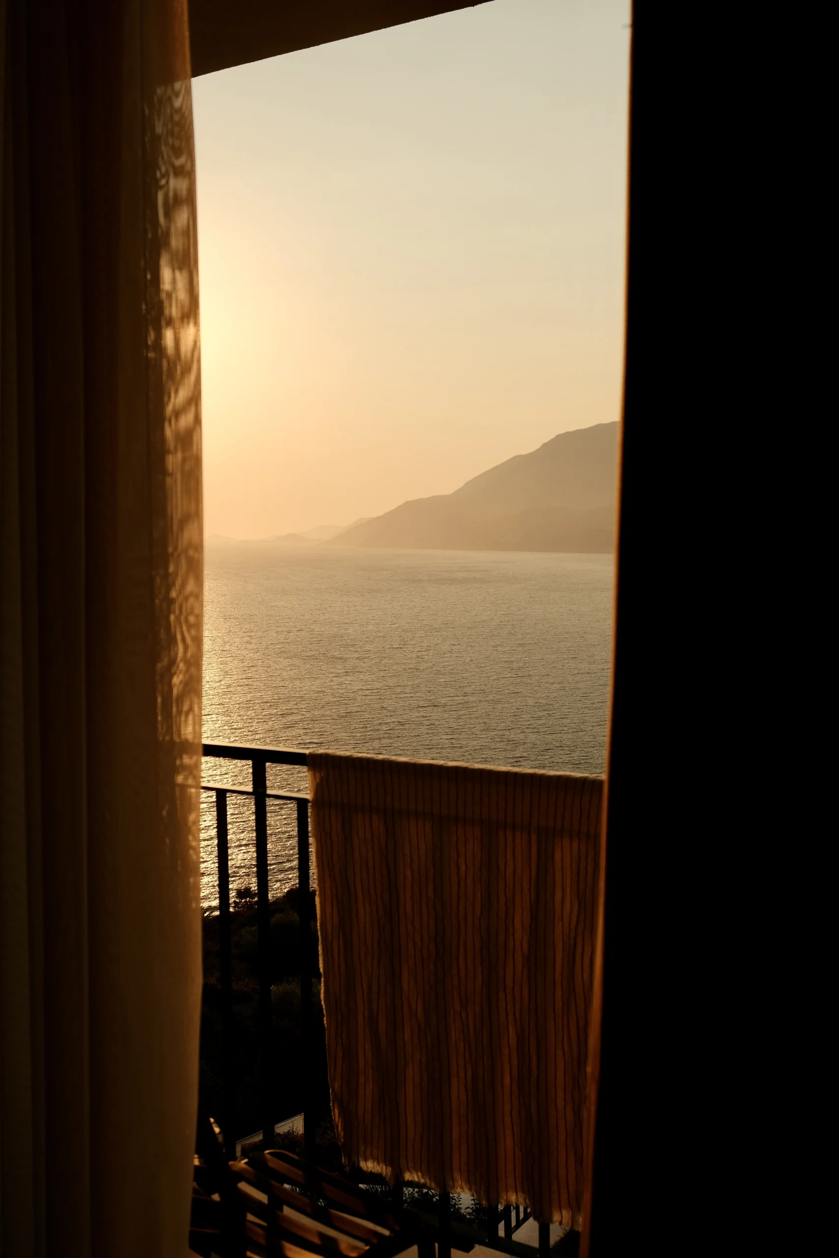 Lyxos Hotel, Kaş: habitación abierta al balcón y al mar