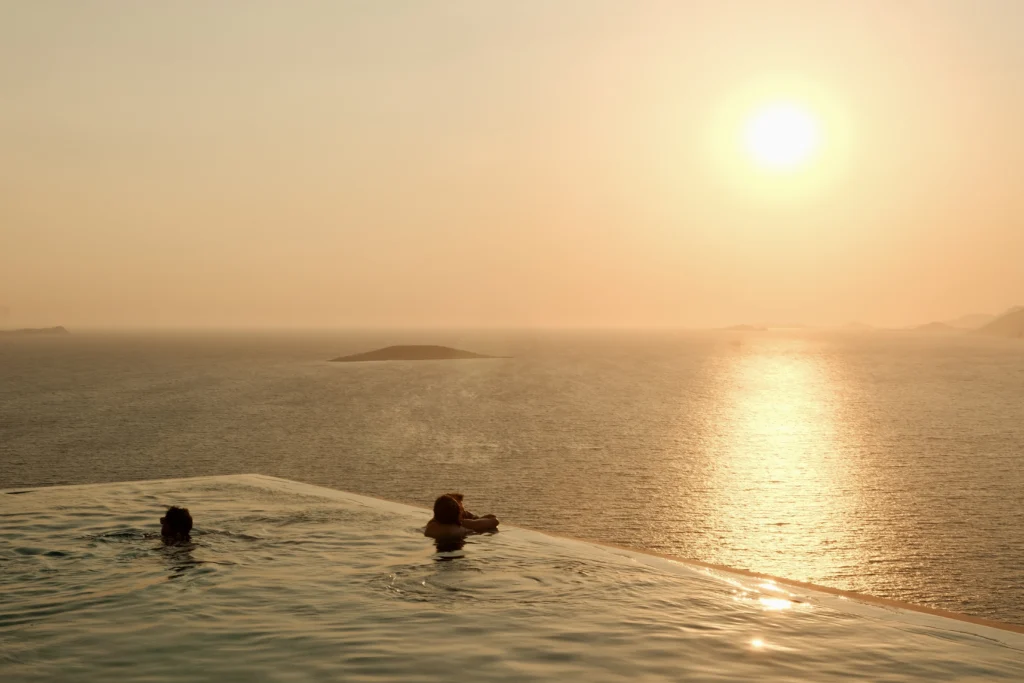 Lyxos Hotel, Kaş: bañista en la piscina al atardecer