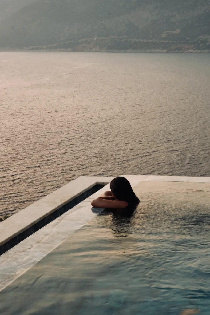 Lyxos Hotel, Kaş: bañista en la piscina infinita al atardecer