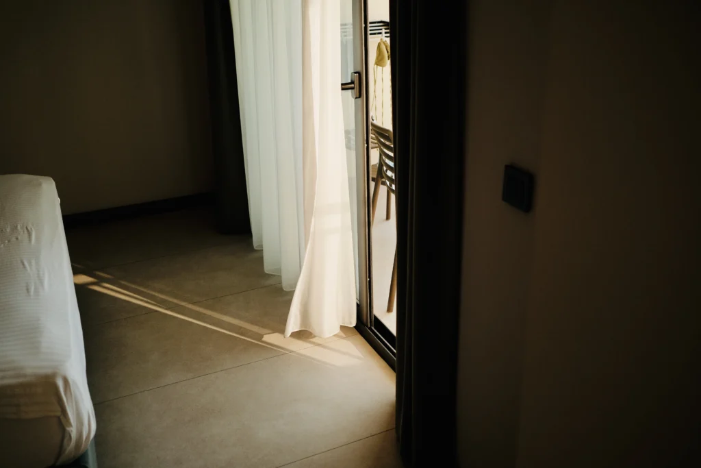 Lyxos Hotel, Kaş: luz de tarde en la habitación