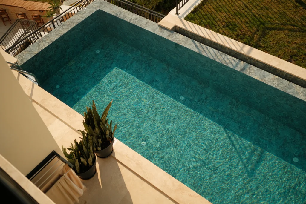 Lyxos Hotel, Kaş: la piscina vista desde arriba
