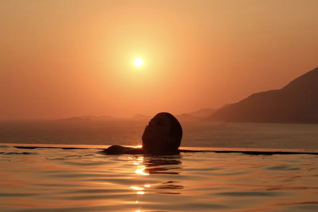 Lyxos Hotel, Kaş: bañista en el mar al atardecer