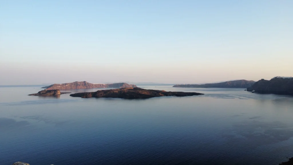Hotel Artemis Suites, Santorini: vista aérea de la caldera con el volcán al fondo