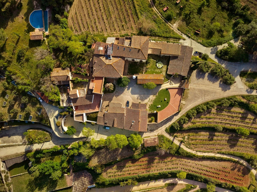 Can Ràfols dels Caus, Penedès: la finca vista desde el aire