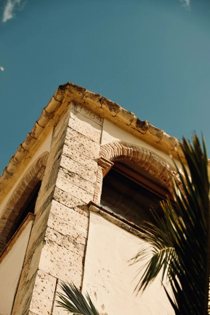 Can Ràfols dels Caus, Penedès: torre de la masía contra el cielo