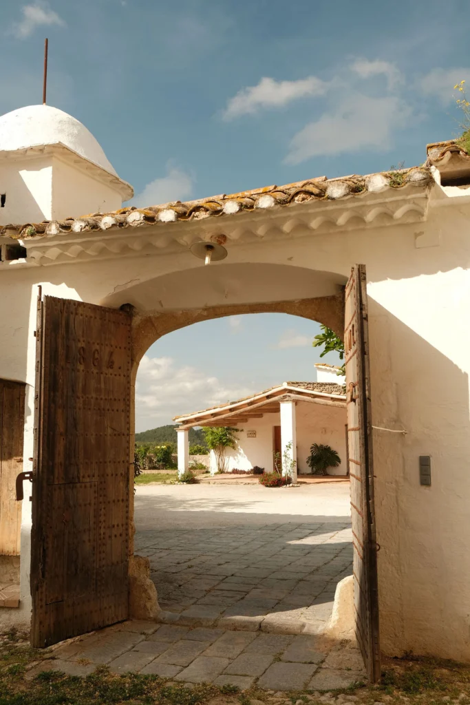 Can Ràfols dels Caus, Penedès: portal de entrada a la masía