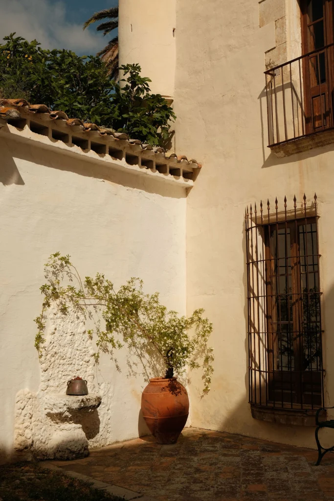 Can Ràfols dels Caus, Penedès: fachada encalada con macetas