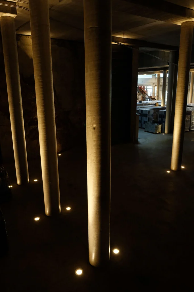 Can Ràfols dels Caus, Penedès: columnas iluminadas en la bodega excavada