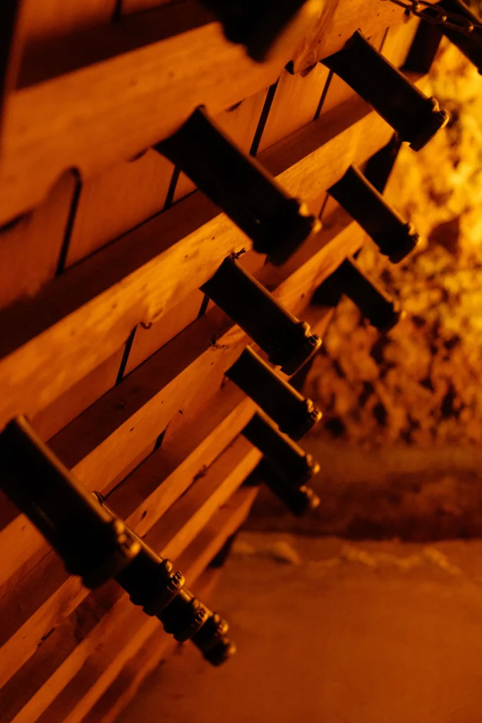Can Ràfols dels Caus, Penedès: botellas en rima bajo una luz cálida