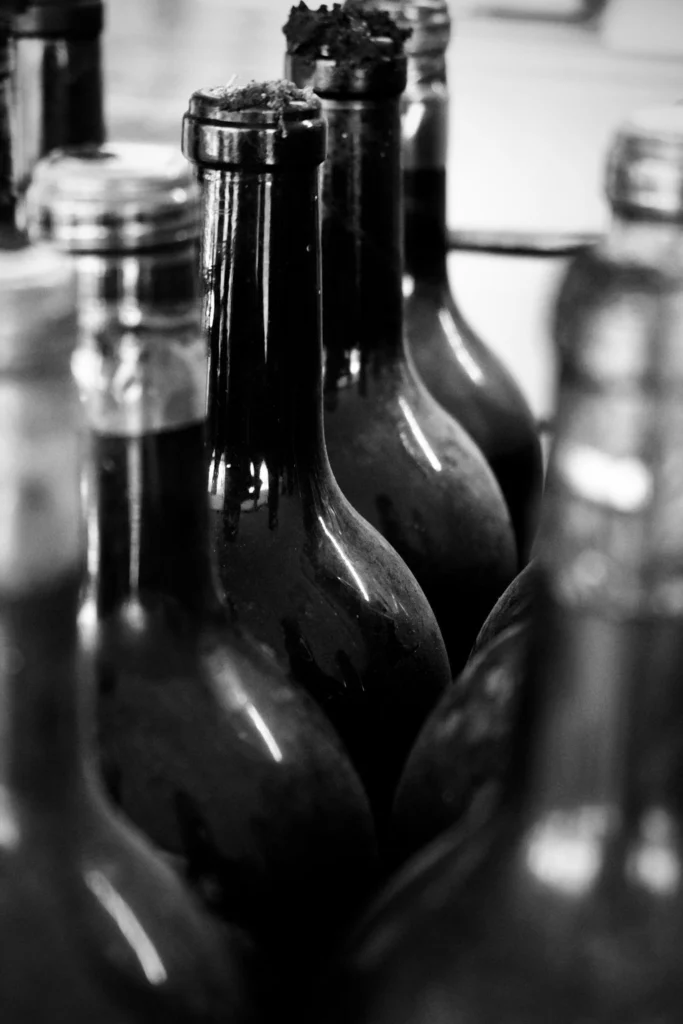 Can Ràfols dels Caus, Penedès: botellas de vino en blanco y negro