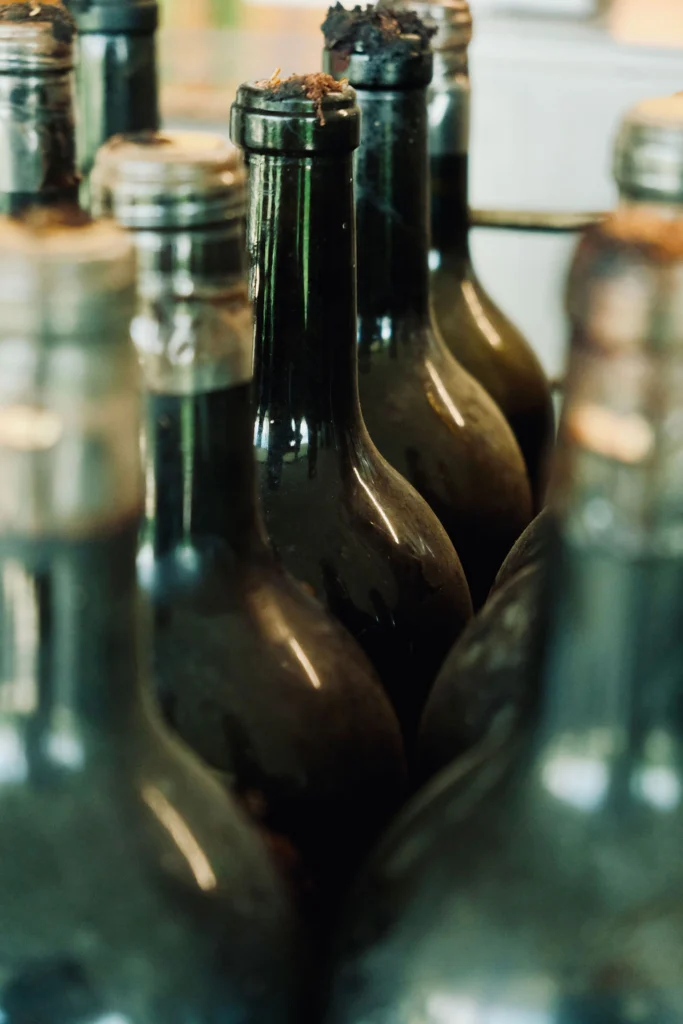 Can Ràfols dels Caus, Penedès: botellas de vino en primer plano